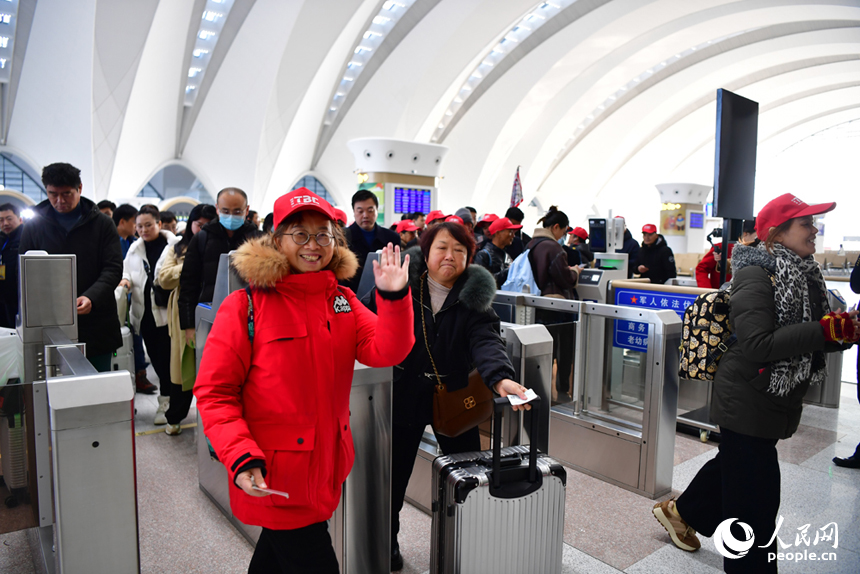 旅客检票准备进入站台。 人民网记者 时雨摄