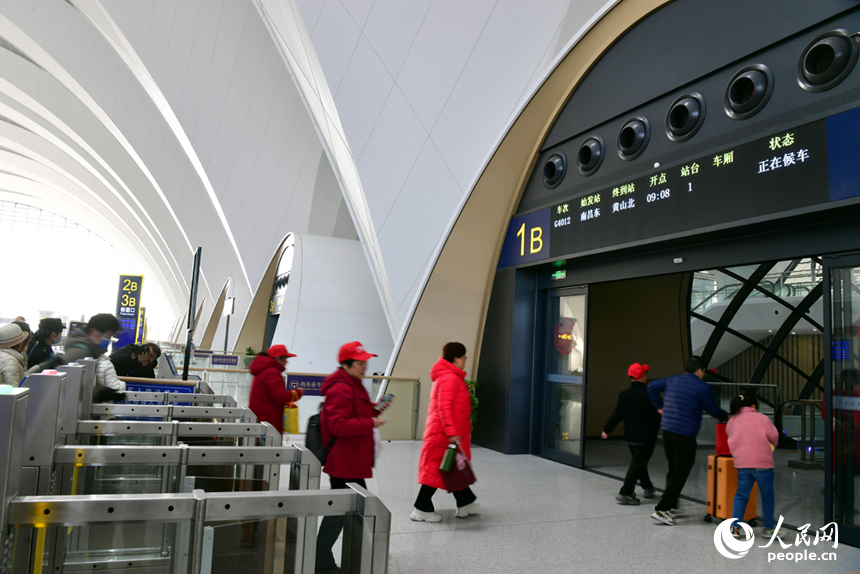 旅客检票准备进入站台。 人民网记者 时雨摄