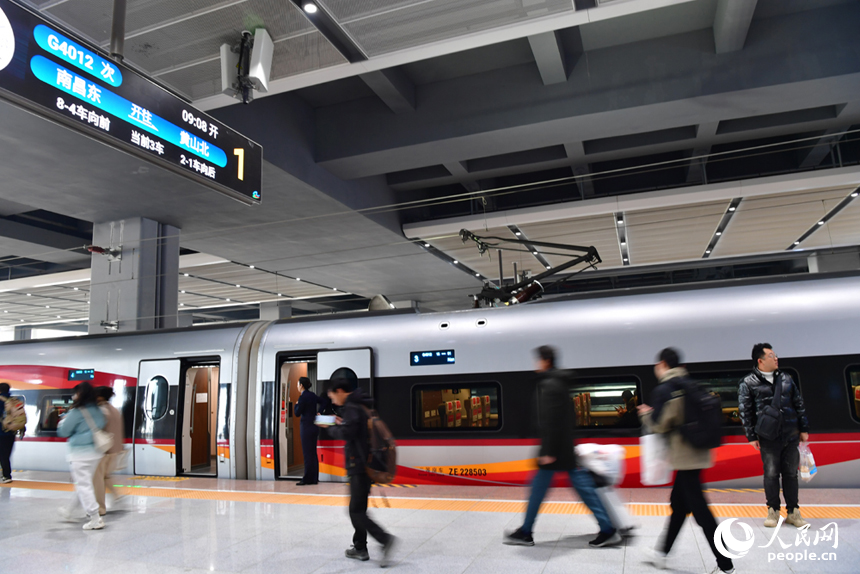 复兴号动车组停靠在南昌东站站台。 人民网记者 时雨摄