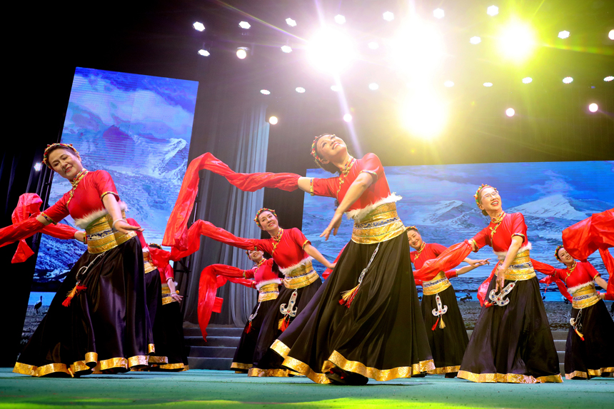 藏族舞表演。何賤來攝