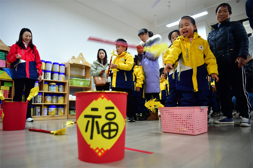 幼儿们正在做“投壶”游戏。时雨摄