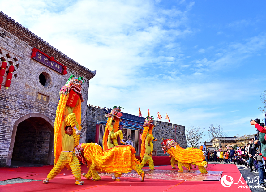 贛州市定南縣老城鎮客家古城，瑞獅表演吸引許多游客觀看。人民網 朱海鵬攝