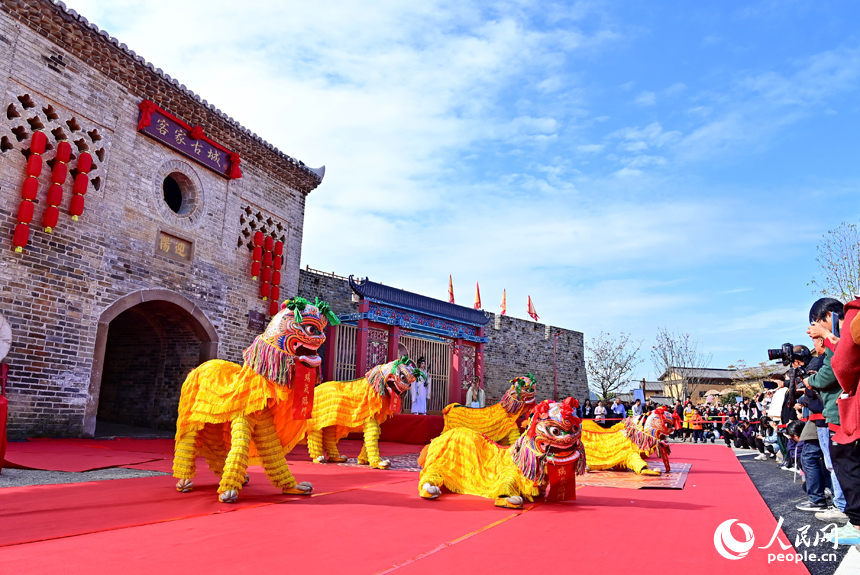 贛州市定南縣老城鎮客家古城，瑞獅表演吸引許多游客觀看。人民網 朱海鵬攝