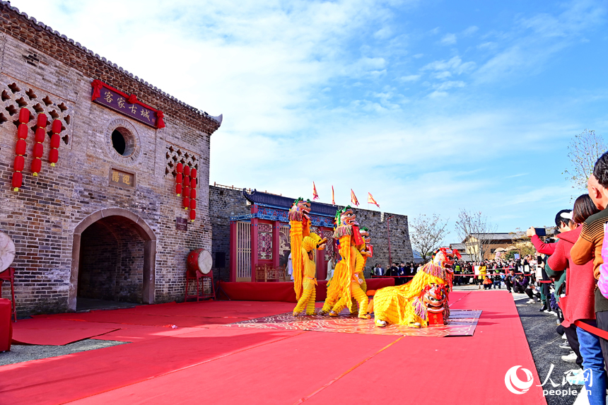 贛州市定南縣老城鎮客家古城，瑞獅表演吸引許多游客觀看。人民網 朱海鵬攝