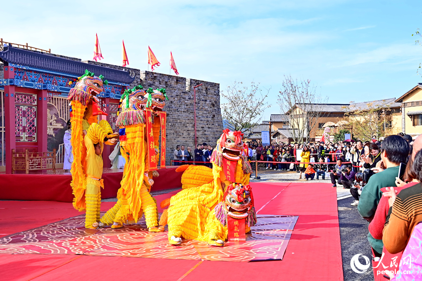 赣州市定南县老城镇客家古城，瑞狮表演吸引许多游客观看。人民网 朱海鹏摄