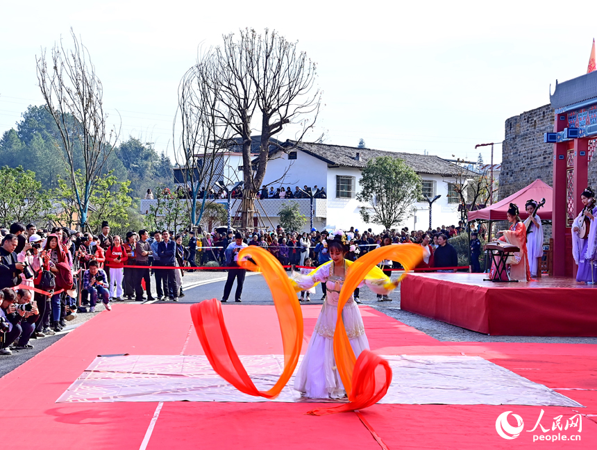 贛州市定南縣老城鎮客家古城，傳統民俗表演為元旦假期增添喜慶氛圍。人民網 朱海鵬攝