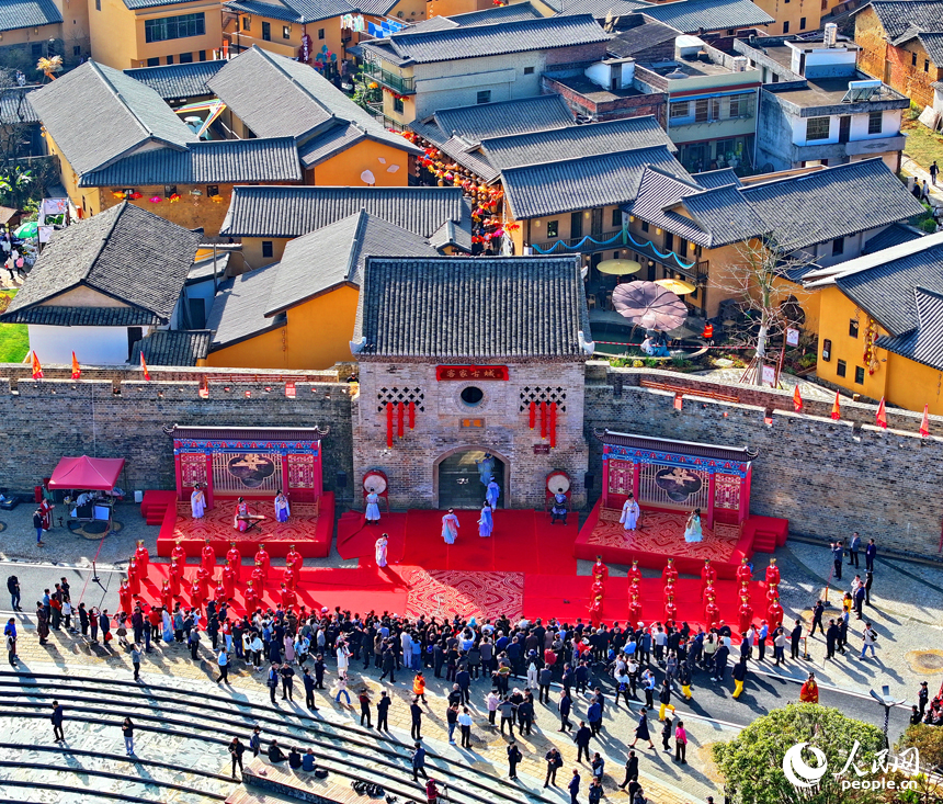 贛州市定南縣老城鎮客家古城，元旦假日第一天游人如織。人民網 朱海鵬攝