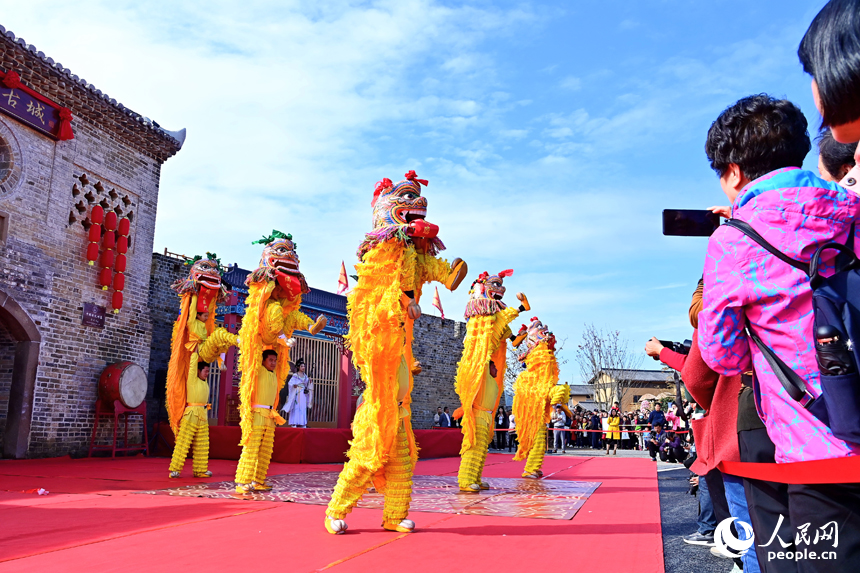 赣州市定南县老城镇客家古城，瑞狮表演吸引许多游客观看。人民网 朱海鹏摄