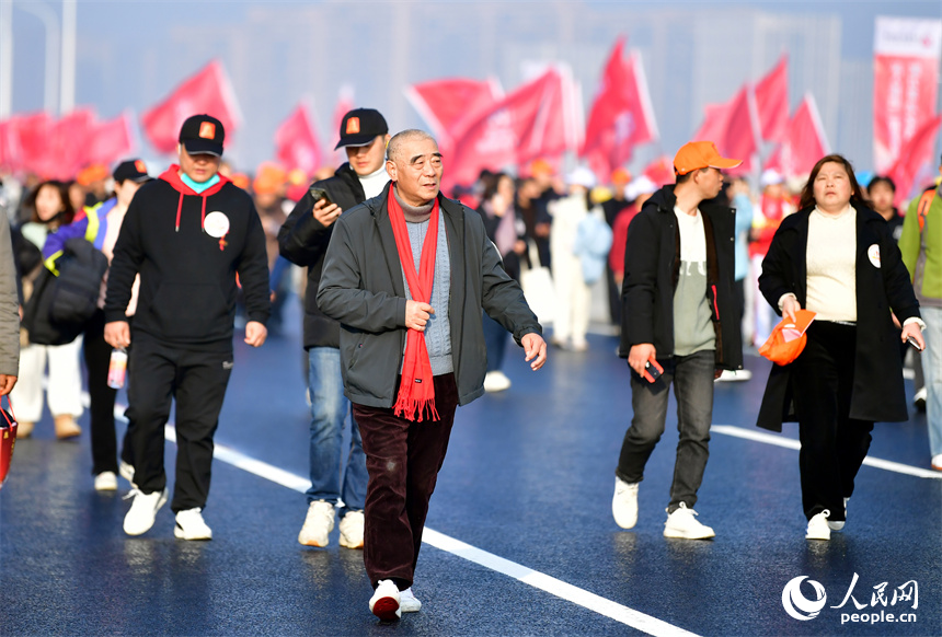 參加健步行的市民走在復興大橋主橋上。 人民網記者 時雨攝
