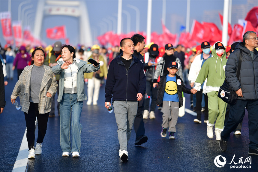 參加健步行的市民走在復興大橋主橋上。 人民網記者 時雨攝