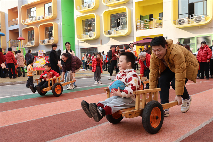 抚州市东乡区第二幼儿园举办游园活动。