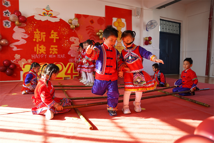  幼儿园开展丰富多彩的亲子游园活动。刘兆春摄