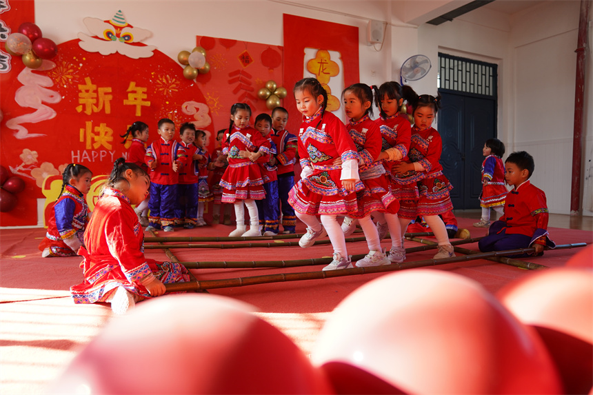  幼儿园开展丰富多彩的亲子游园活动。刘兆春摄