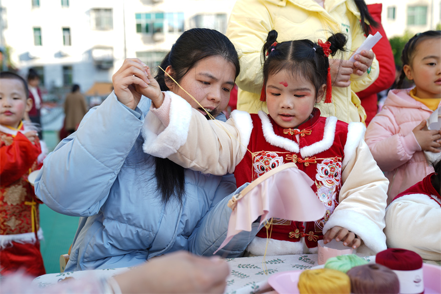  幼儿园开展丰富多彩的亲子游园活动。刘兆春摄