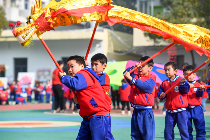 幼兒園的小朋友們用舞龍的方式慶祝新年的到來。周亮攝