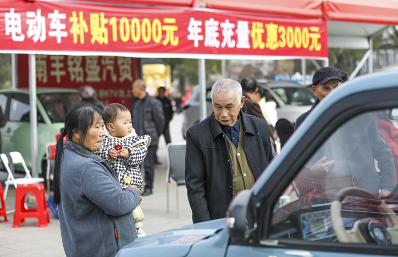 南丰县桔都广场新能源车展，市民选购新能源汽车。谢东摄