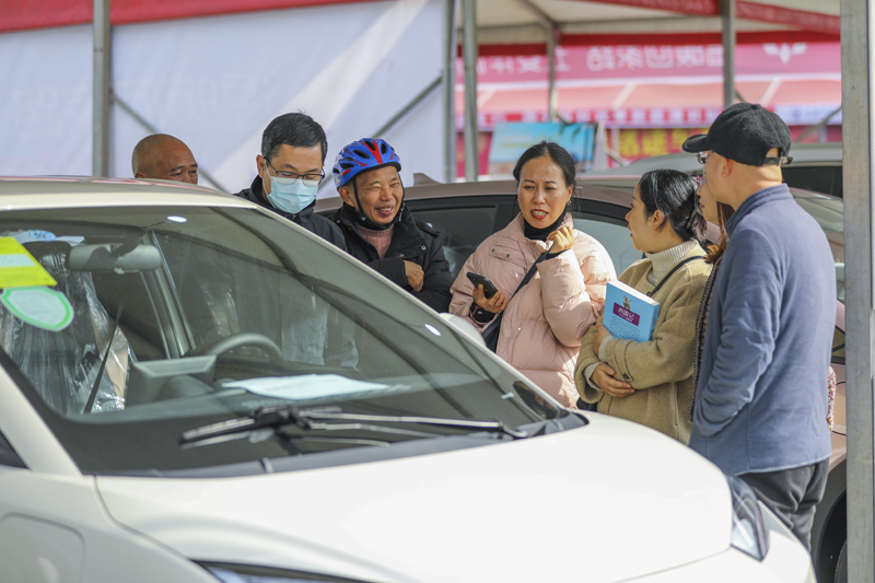 南丰县桔都广场新能源车展，市民选购新能源汽车。谢东摄