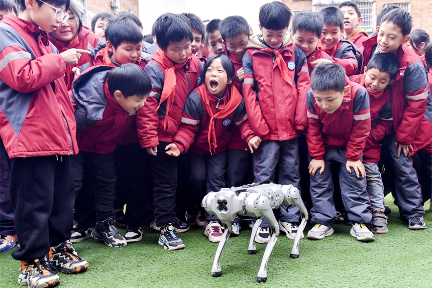 學生在觀看智能機器狗表演。吳志貴攝
