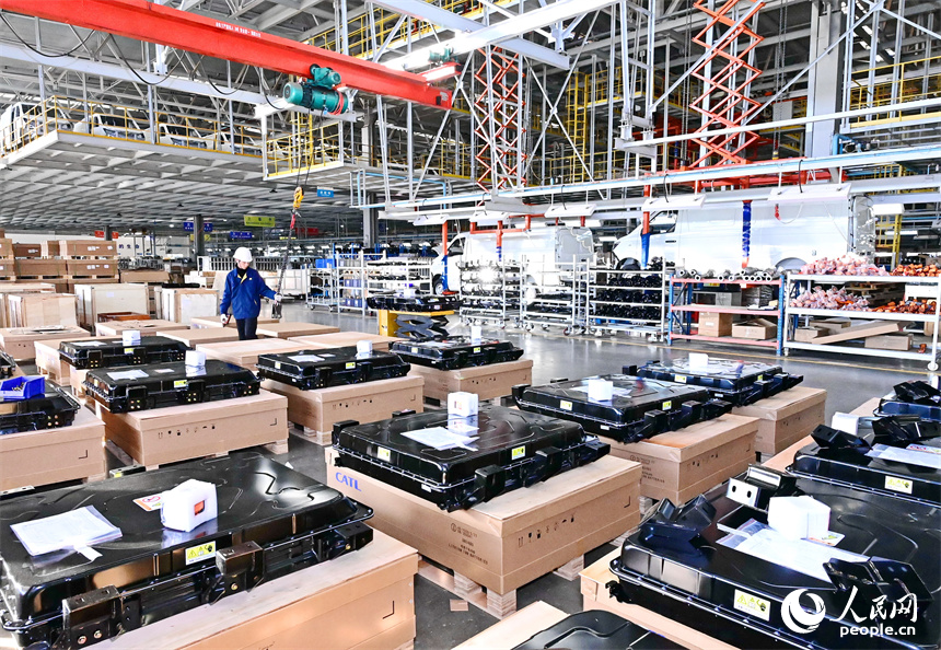 員工在安裝出口南美國家的新能源電動汽車鋰電池包。人民網 朱海鵬攝