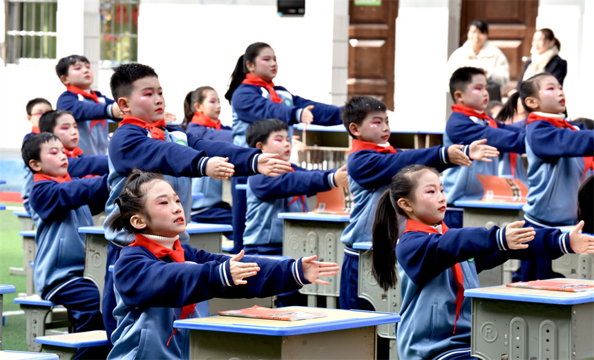 学生正在表演精彩的“课桌操”。