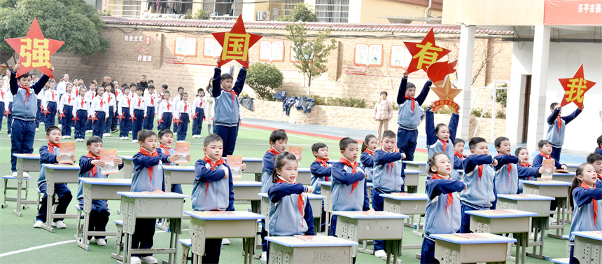 学生正在表演精彩的“课桌操”。