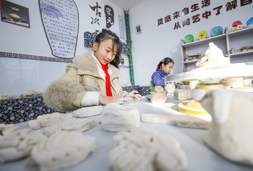南豐縣桔都小學陶藝課上，學生正在制作陶藝作品。謝東攝