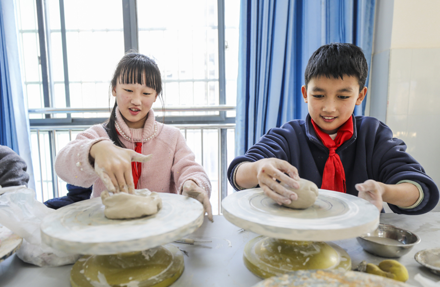 南豐縣桔都小學陶藝課上，學生正在制作陶藝作品。謝東攝