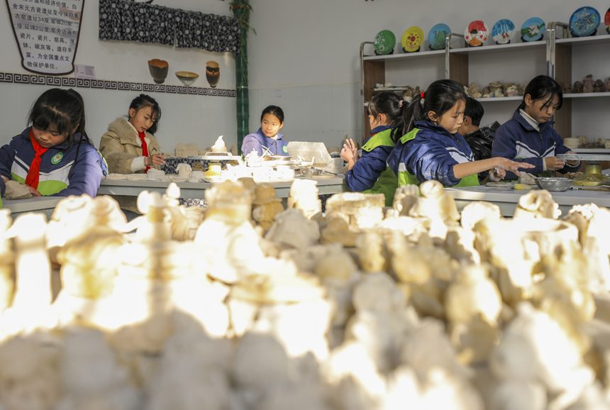 南豐縣桔都小學陶藝課上，學生正在制作陶藝作品。謝東攝