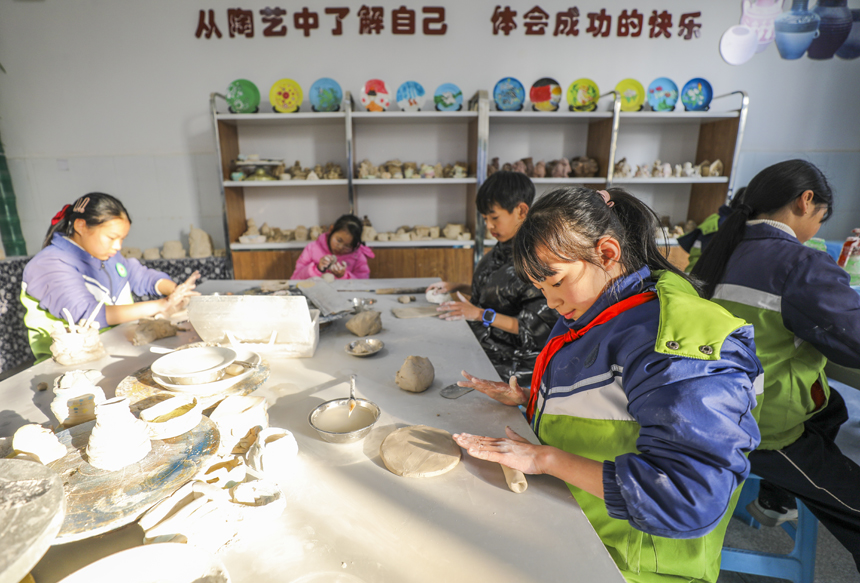 南豐縣桔都小學陶藝課上，學生正在制作陶藝作品。謝東攝