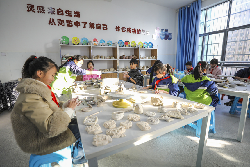 南豐縣桔都小學陶藝課上，學生正在制作陶藝作品。謝東攝