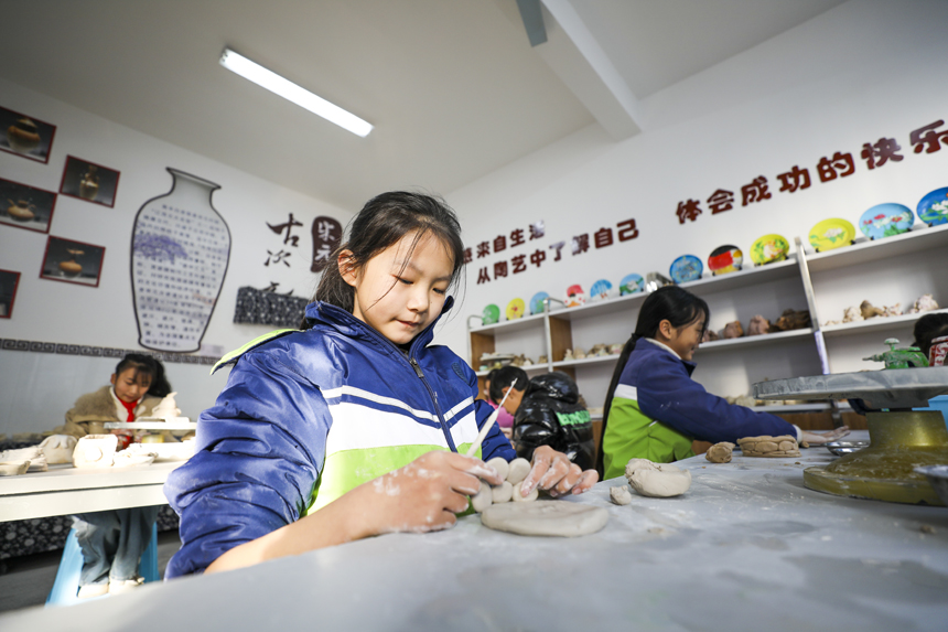 南豐縣桔都小學陶藝課上，學生正在制作陶藝作品。謝東攝