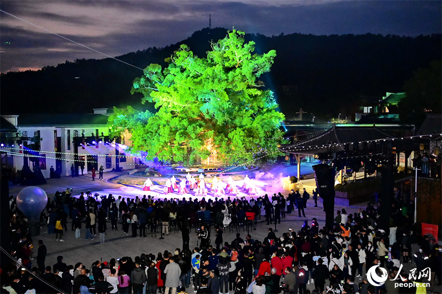 台灣優人神鼓團隊在開幕期間的精彩表演吸引許多市民和游客駐足觀看。人民網 朱海鵬攝