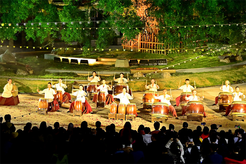 台灣優人神鼓團隊在開幕期間的精彩表演吸引許多市民和游客駐足觀看。人民網 朱海鵬攝