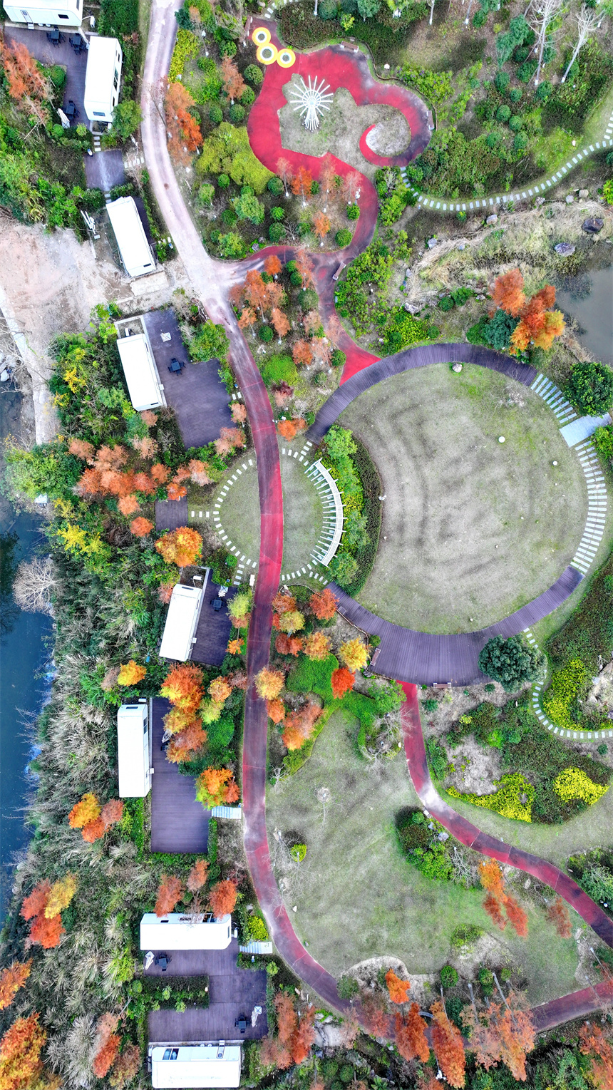 安远县的映翠湖房车营地坐落于青山之中，环境优美，成为游客游玩打卡的好去处。人民网 朱海鹏摄