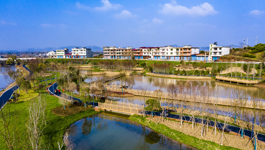 南丰县洽湾镇小微湿地公园，村民在健身步道上观景、游玩、健身。谢东摄