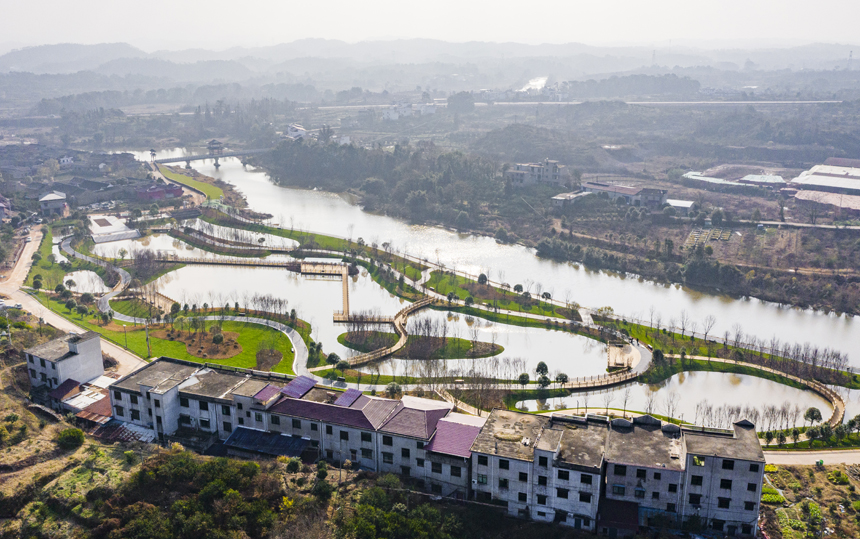 南丰县洽湾镇小微湿地公园，村民在健身步道上观景、游玩、健身。谢东摄
