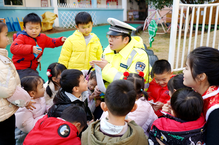 上高县交通警察大队交警正在给第五幼儿园的孩子们讲解交通安全知识。陈旗海摄