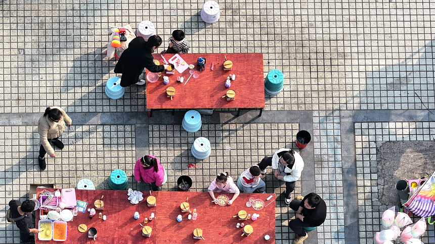 市民在新昌湖省级湿地公园休闲游览。何贱来摄