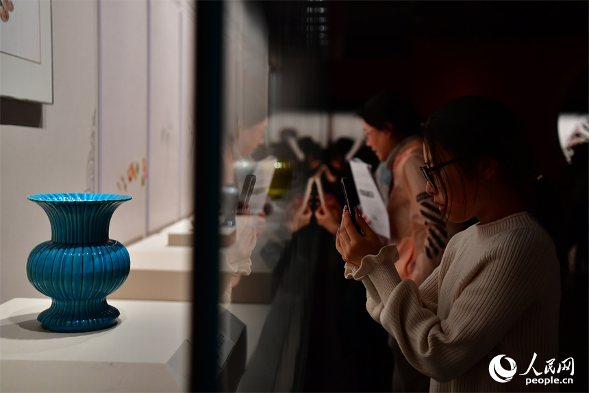 游客們正在“御瓷歸來”主題特展展廳觀賞明清御瓷精品。 人民網記者 時雨攝
