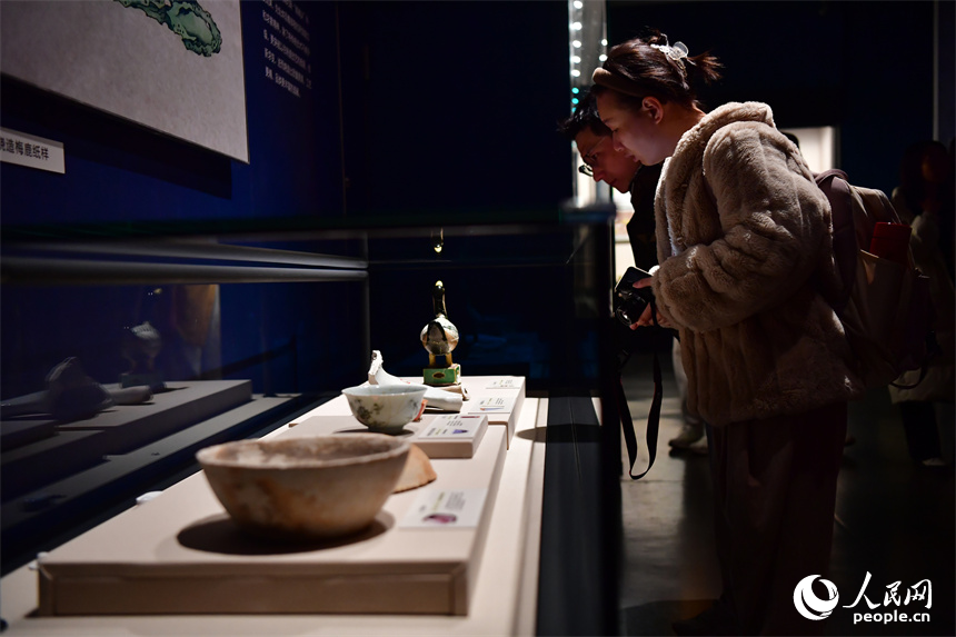 游客們正在“御瓷歸來”主題特展展廳觀賞明清御瓷精品。 人民網記者 時雨攝