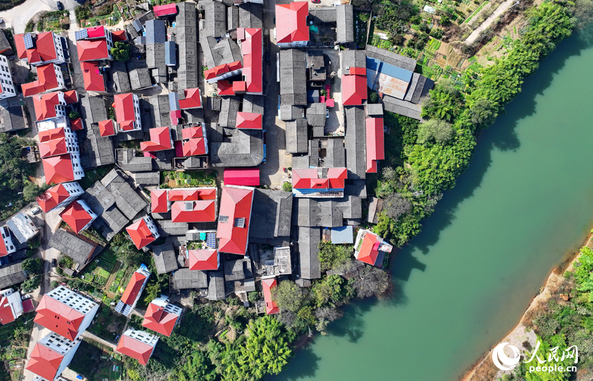 空中俯瞰贛州市南康區鏡壩鎮，農房鱗次櫛比，山清水秀景色美。人民網 朱海鵬攝