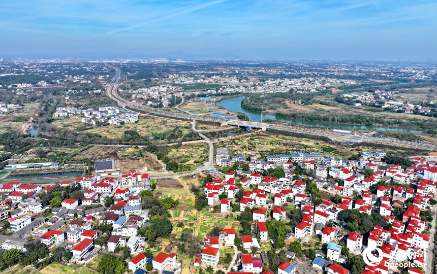 空中俯瞰赣州市南康区镜坝镇，农房鳞次栉比，山清水秀景色美。人民网 朱海鹏摄