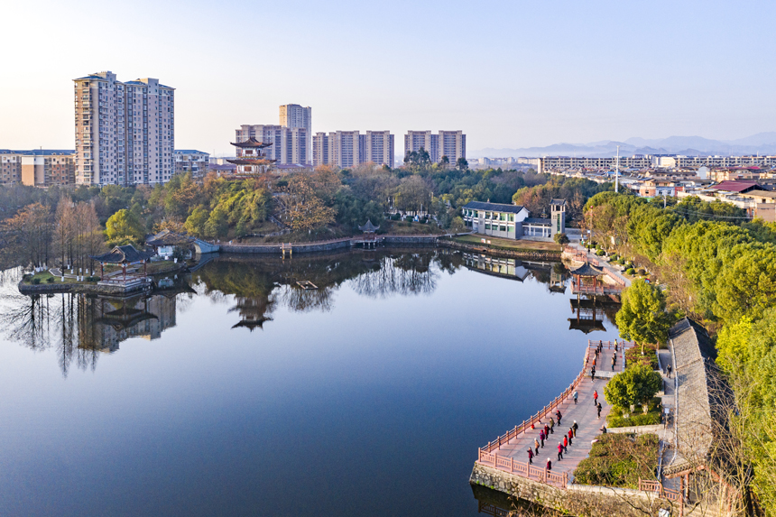 南丰县琴湖湿地公园色彩斑斓，景色如画，市民在园中休闲健身，享受悠闲时光。谢东摄