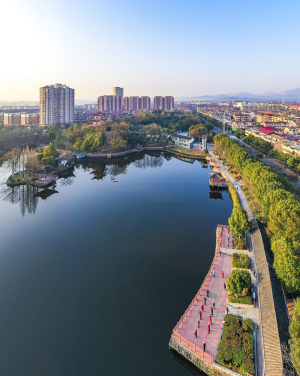 南丰县琴湖湿地公园色彩斑斓，景色如画，市民在园中休闲健身，享受悠闲时光。谢东摄