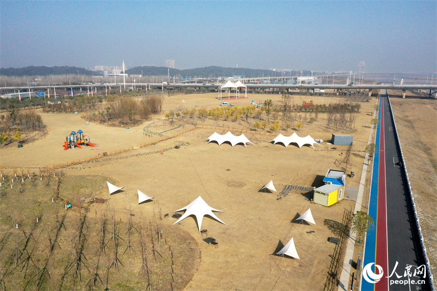桥下的荒地滩涂被改造成城市景观公园，成为众人休闲娱乐的好去处。 人民网记者 时雨摄