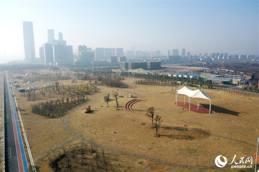桥下的荒地滩涂被改造成城市景观公园，成为众人休闲娱乐的好去处。 人民网记者 时雨摄