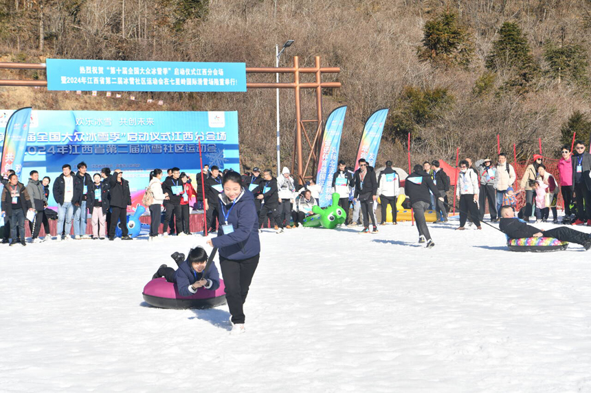 2024年江西省第二屆冰雪社區運動會舉行，民眾在緊張角逐中展現著激情與活力。 陳露攝