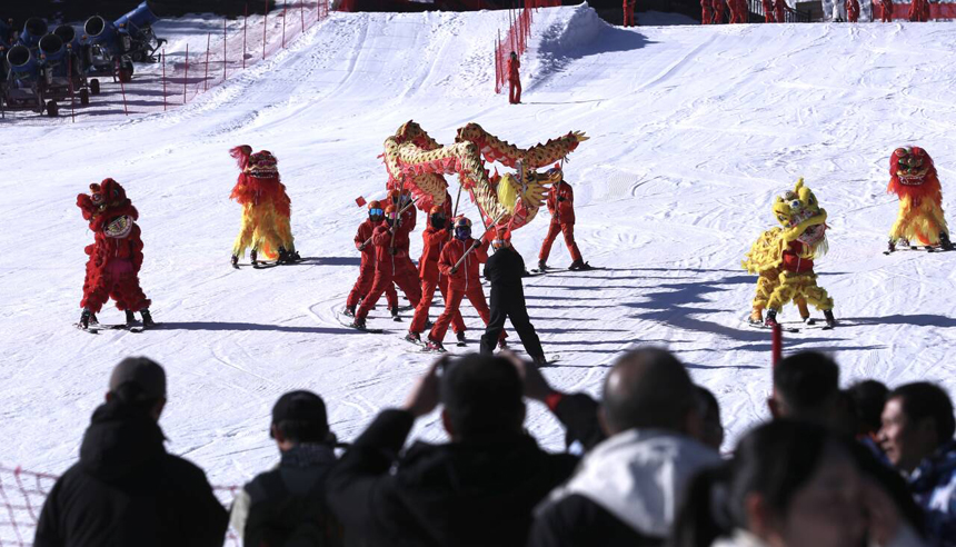 2024年江西省第二屆冰雪社區運動會舉行，民眾在緊張角逐中展現著激情與活力。 陳露攝