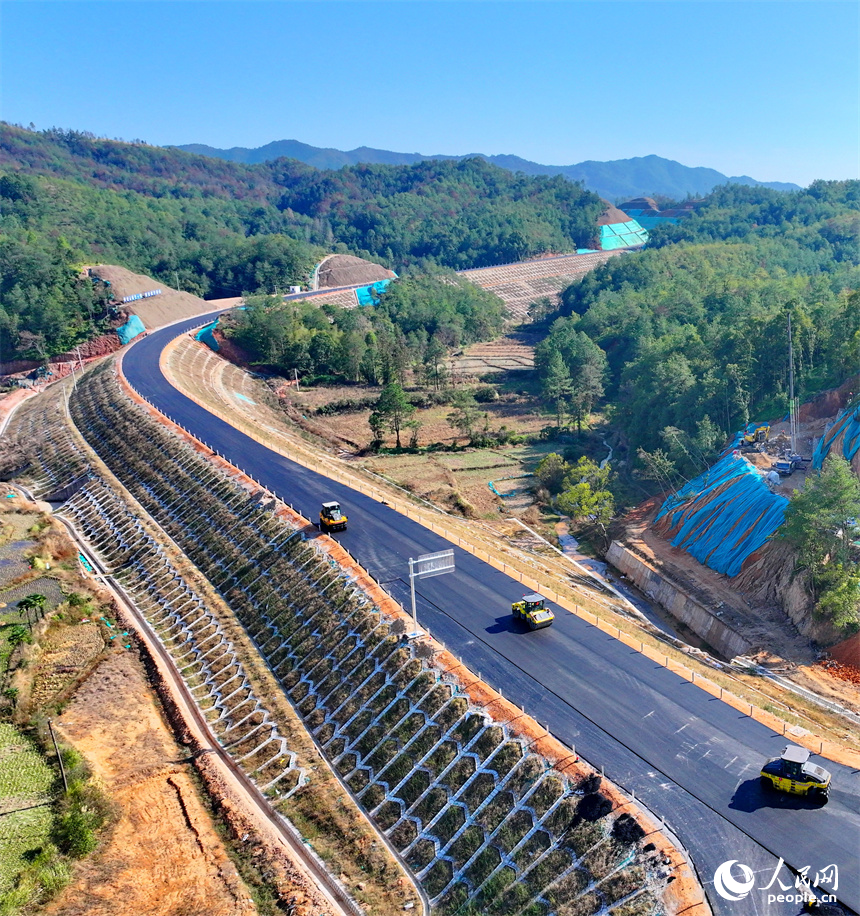 赣州市会昌县白鹅乡洋口村，工人在铺设柏油路，一派忙碌的施工景象。人民网 朱海鹏摄