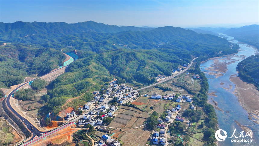 贛州市會昌縣白鵝鄉洋口村，工人在鋪設柏油路，一派忙碌的施工景象。人民網 朱海鵬攝